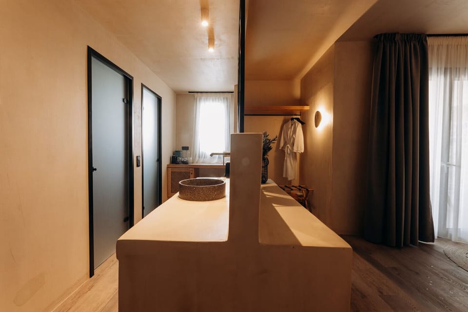 Suite | Bathroom | Shower, slippers, towels