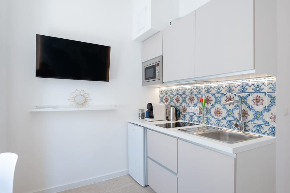Deluxe King Studio with Bathtub | Private kitchen | Mini-fridge, espresso maker, eco-friendly cleaning products