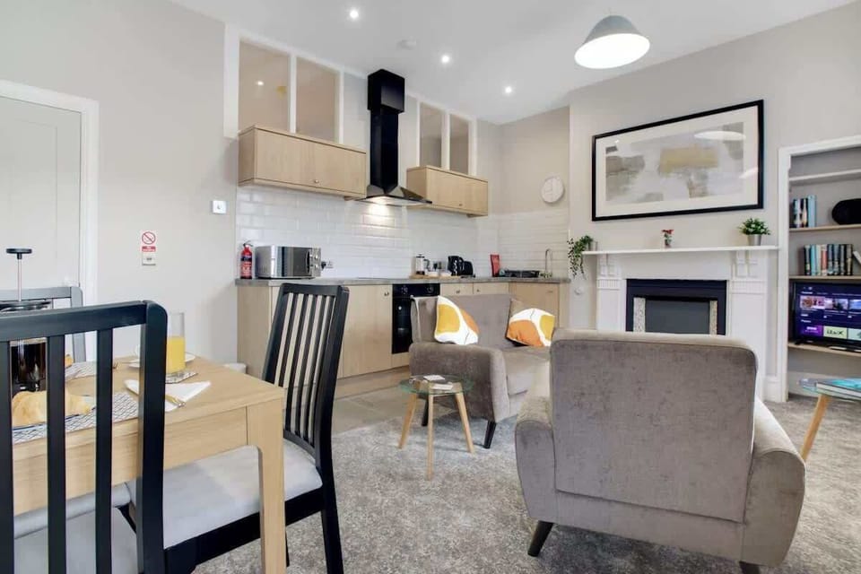 An open-plan living room with indoor fireplace, dining area and kitchen, benefit from a SMART TV with Netflix and plenty of space to sit down and relax. 