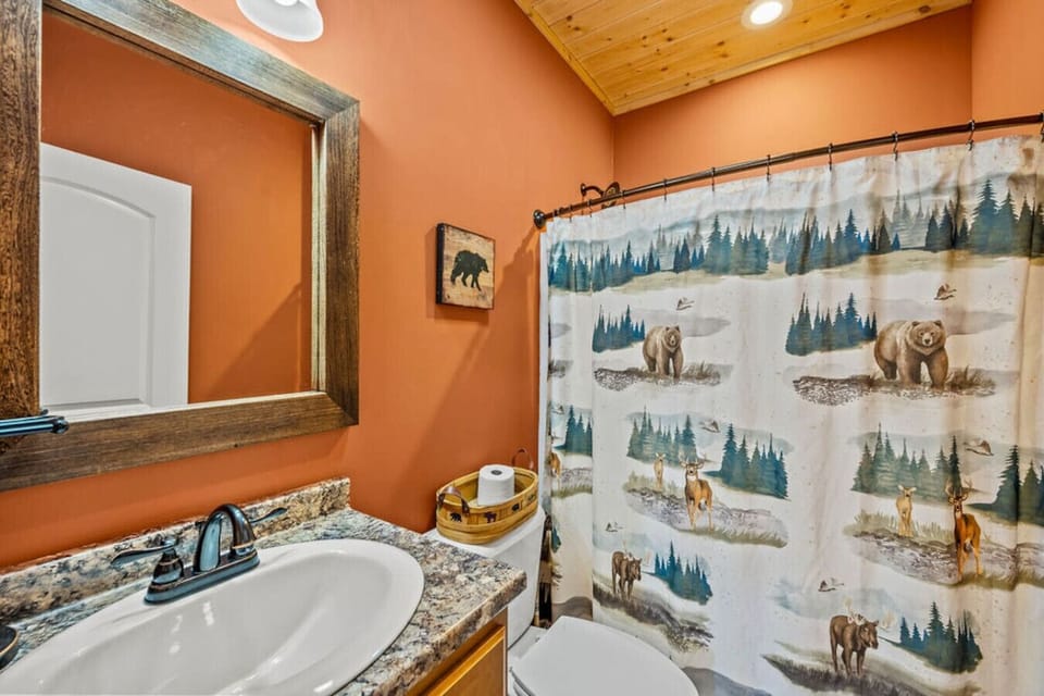 Full bathroom is located conveniently between the two bedrooms.
