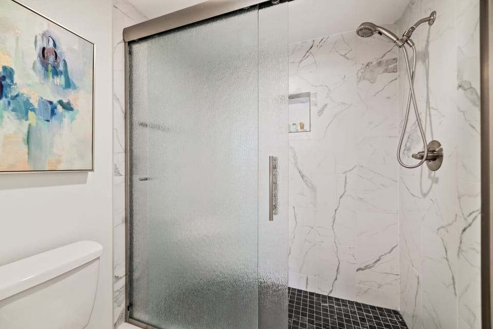 Main bedroom en suite bathroom (shower only)