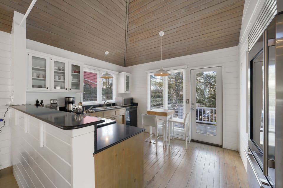 FULLY EQUIPPED KITCHEN ON FIRST LEVEL
