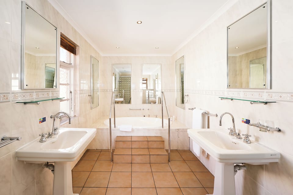 Presidential Suite | Bathroom | Free toiletries, hair dryer, towels, soap