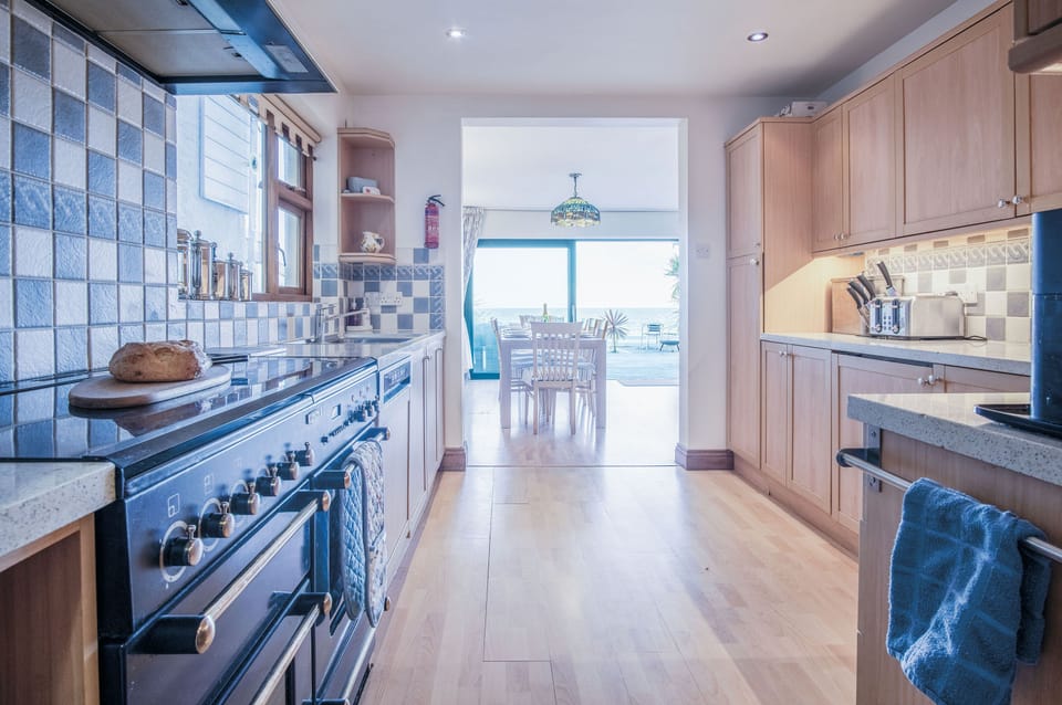 House (5 Bedrooms) | Private kitchen | Microwave, oven, stovetop, dishwasher