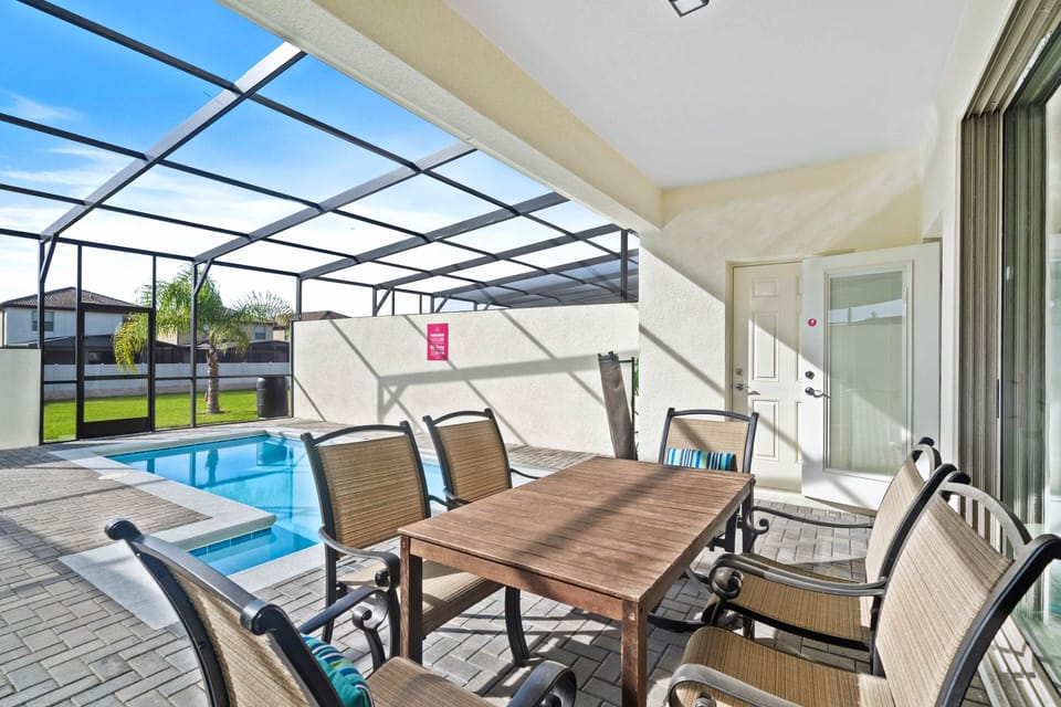Elite outdoor dinning area of the apartment in Kissimmee - Beautiful 6 persons dinning - Majestically decored space with refreshing Atmosphere - Superbly sunbathed space with umbrella shade - Outstanding pool facing dinning area - Beautiful views