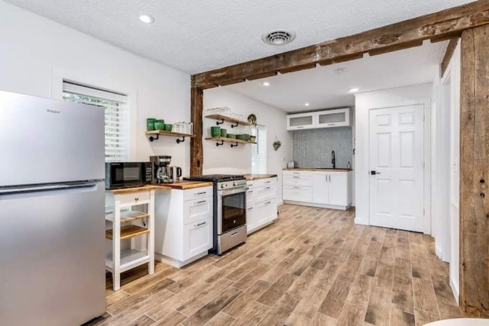 Fully equipped kitchen with lots of room and bistro table breakfast nook.