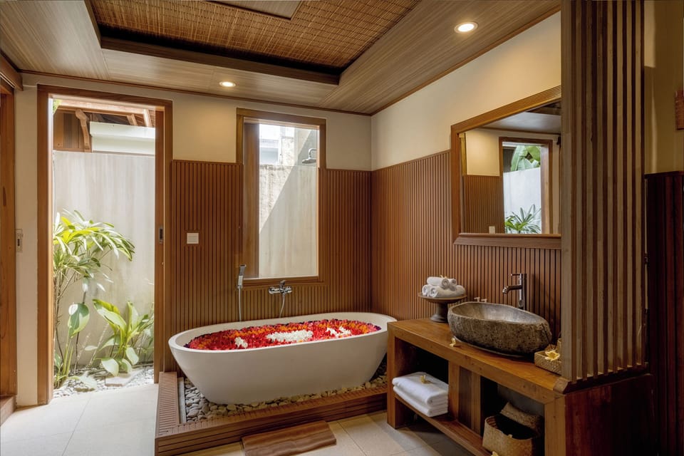 Superior Suite | Bathroom | Bathrobes, slippers, bidet, towels