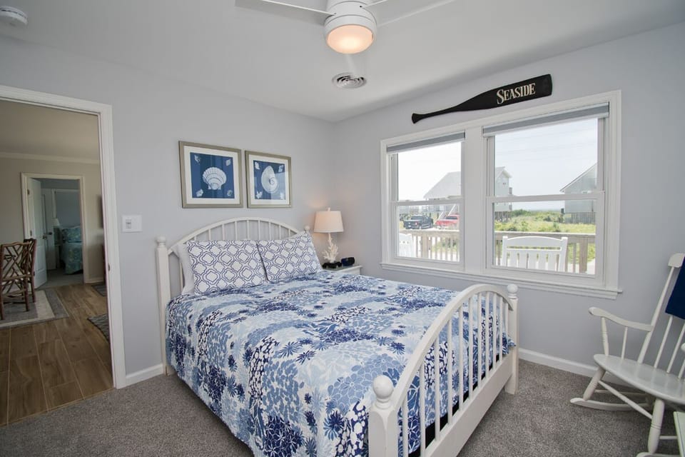 Bedroom with Queen