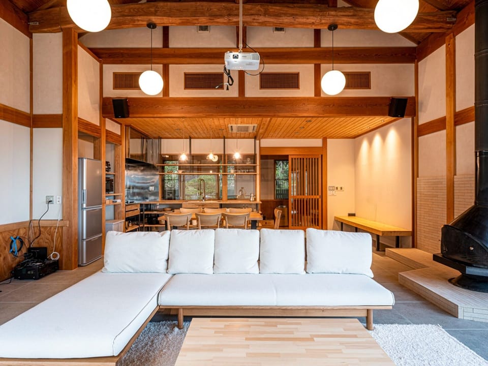 ・[Living room] Stretch out your legs on the large sofa and relax. I feel like I can't help but doze off while looking at the scenery.
