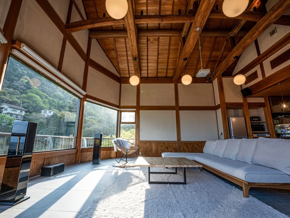 ・[Living] The picturesque scenery that spreads out beyond the large windows gives you a sense of the extraordinary.