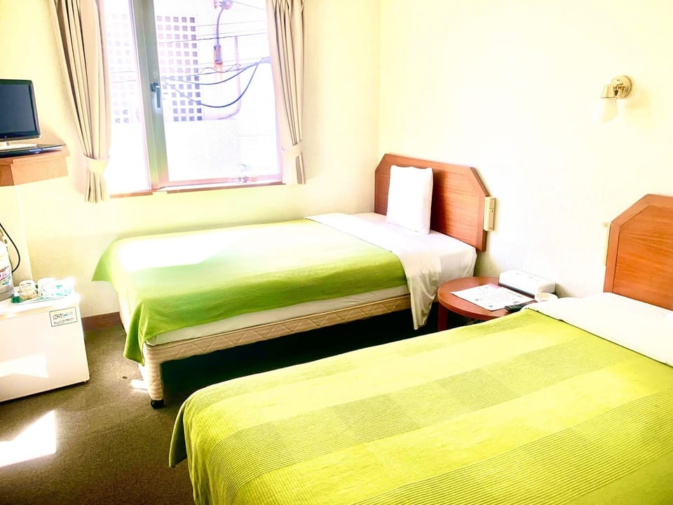 ・[Smoking twin] Room with 2 single beds♪ Perfect for sightseeing as a couple or friends!