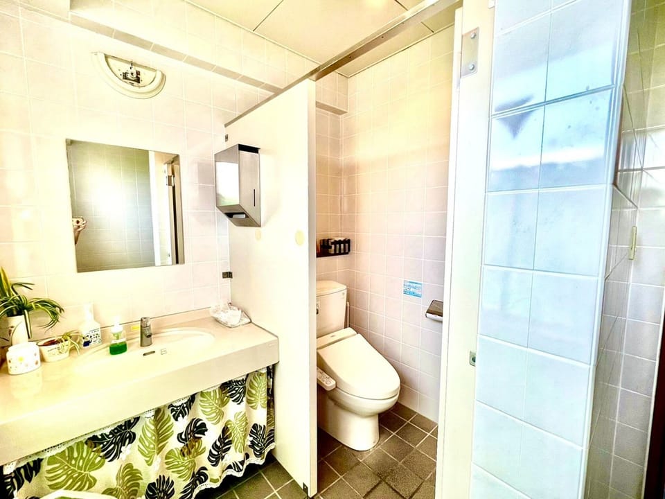  ・[Toilet] Some toilets have a large sink.