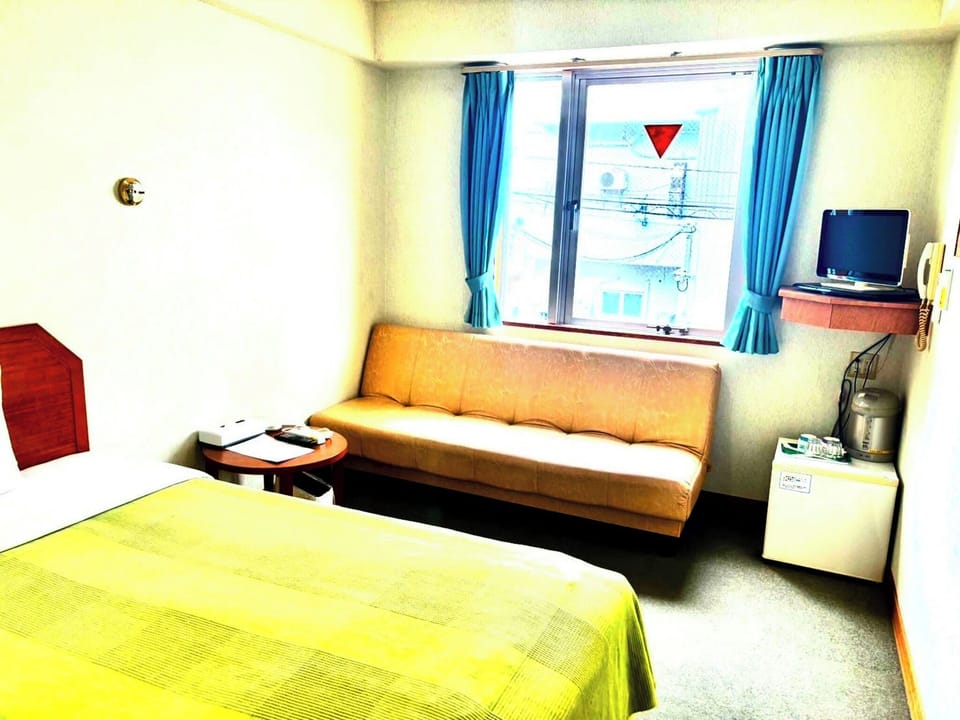 ・[Single] Equipped with a TV, refrigerator, and kettle! Perfect for relaxing between work.