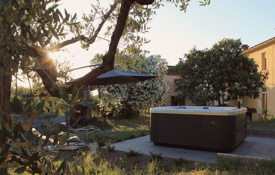 Outdoor spa tub