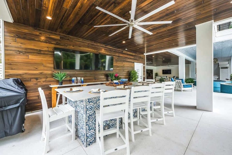Covered Pool Area - 2 Large HDTV's - Bar Top Seating for 6.