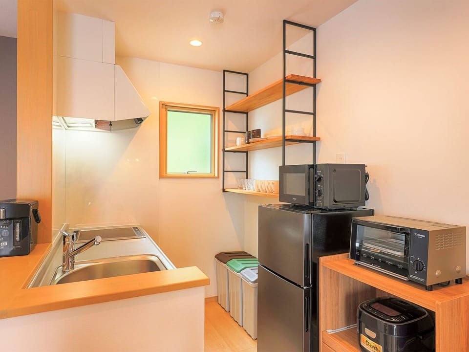 ・The kitchen is equipped with an IH stove, refrigerator, and cooking utensils.