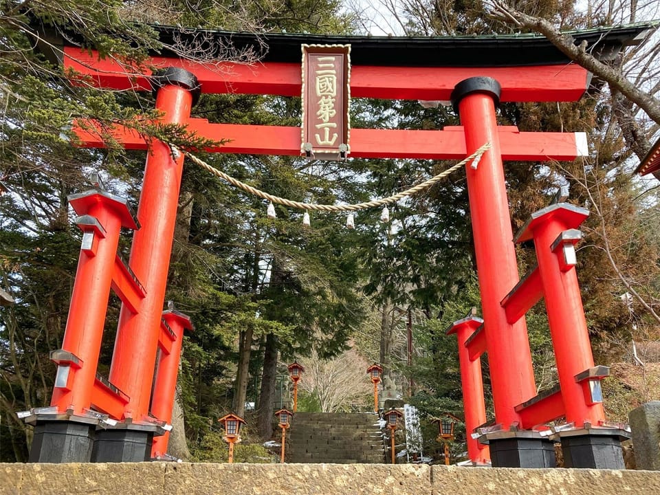 ・The large torii gate of Arakura Fuji Sengen Shrine, where the red looks harmonious in the green of the forest.