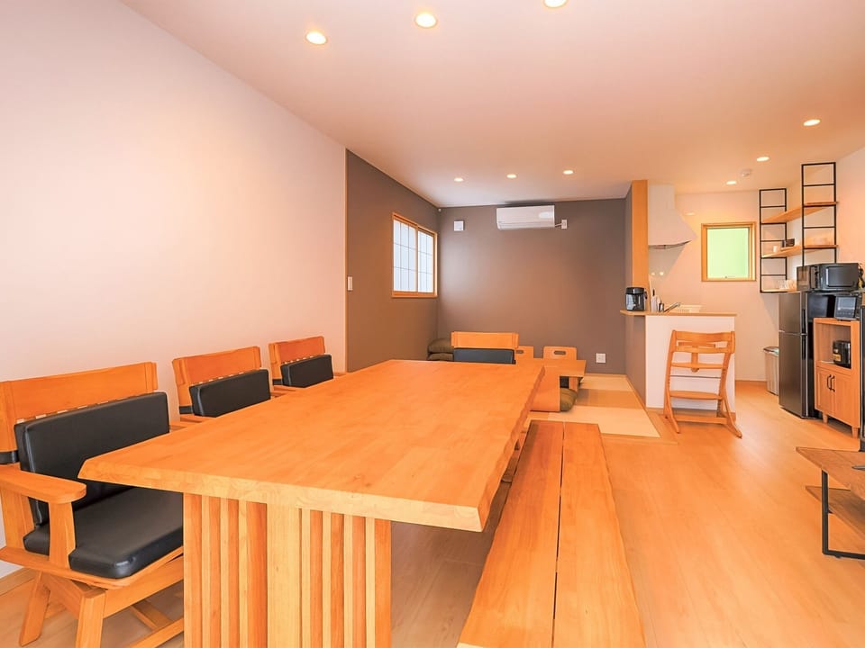 ・There is also a tatami space at the back of the living room where you can stretch your legs and relax.