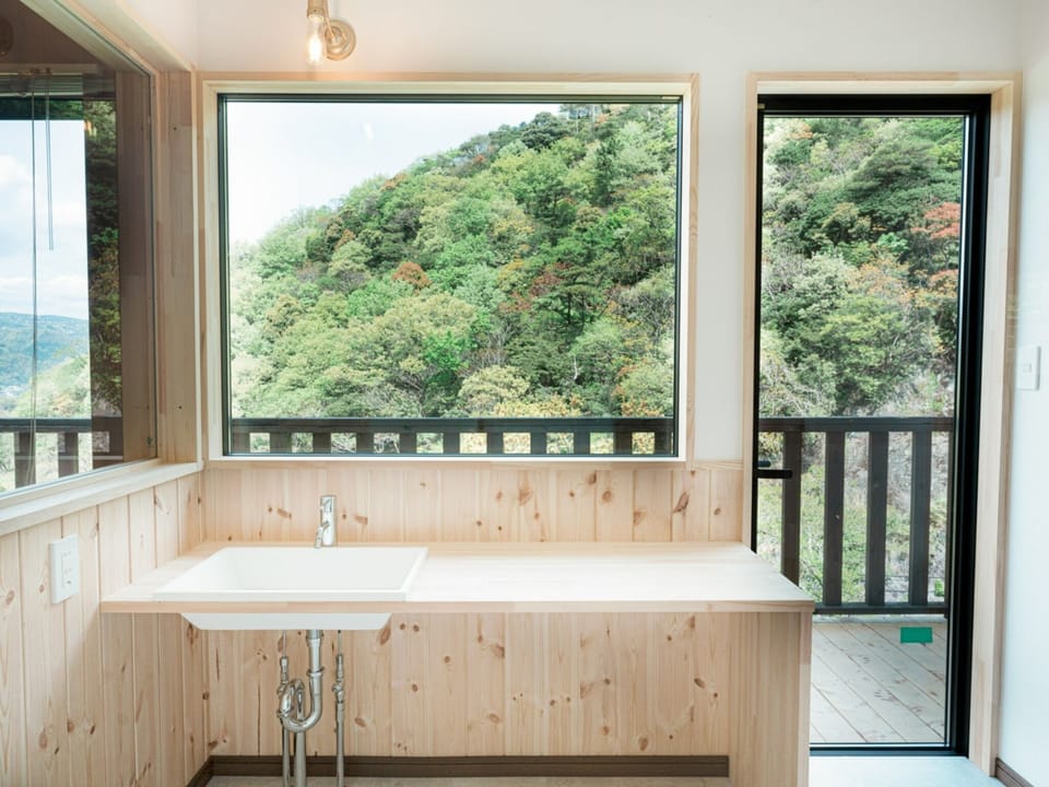 ・[Washstand] A beautiful and comfortable washroom space that makes use of wood grain.