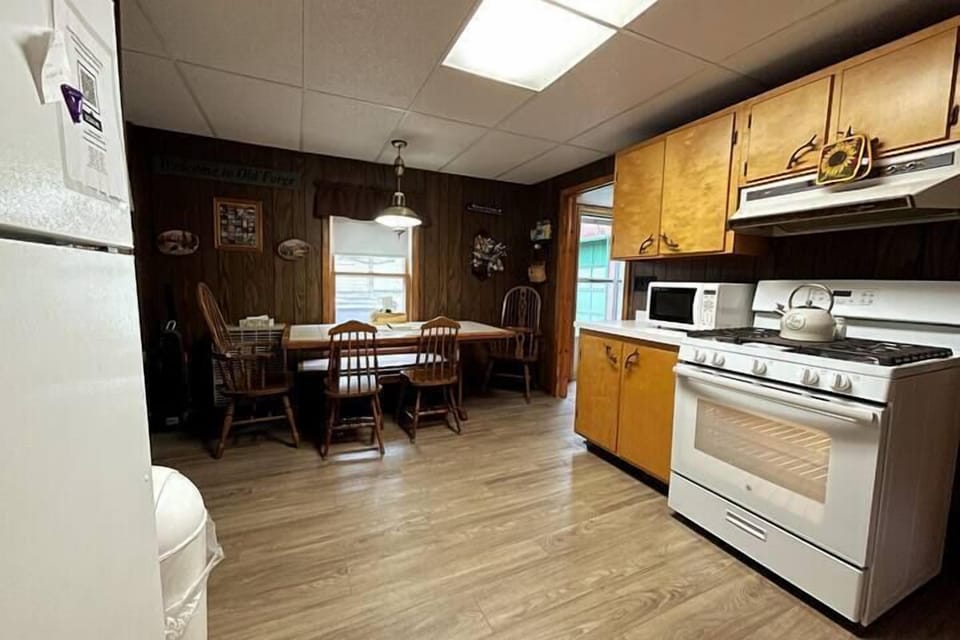 Kitchen/Dining (2)