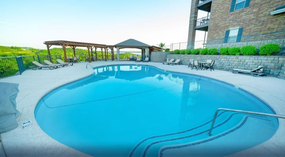 Enjoy additional pool access at the nearby Majestic pool, perfect for soaking up the sun during your Branson stay.
