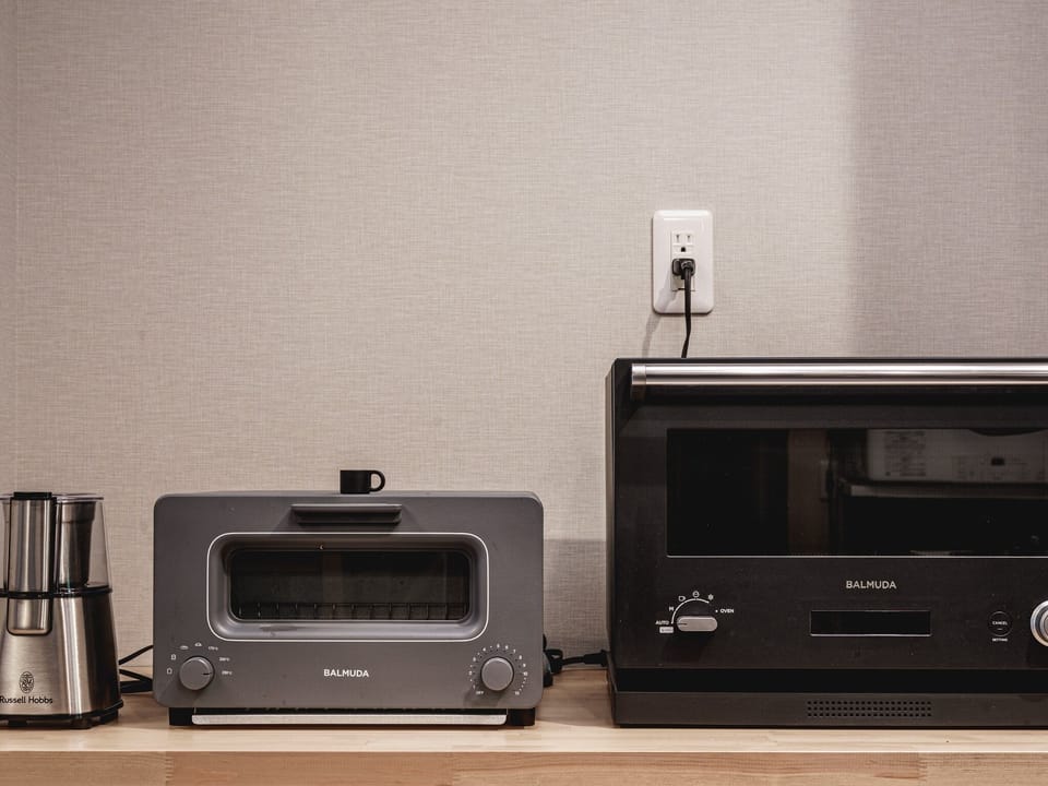 ・[Kitchen] We have the ever-popular BALUMUDA toaster and oven range.