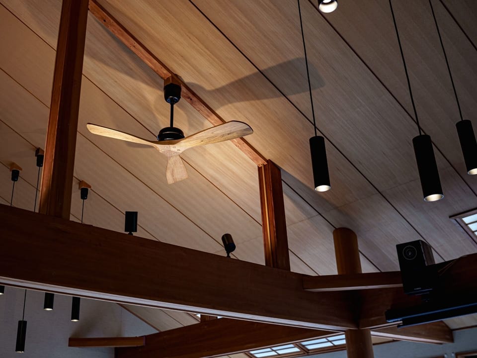 ・[Dining] A ceiling fan that matches the interior is installed on the high ceiling.