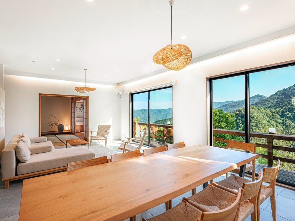 ・[Dining] There is no partition from the living room, so it is a spacious space.