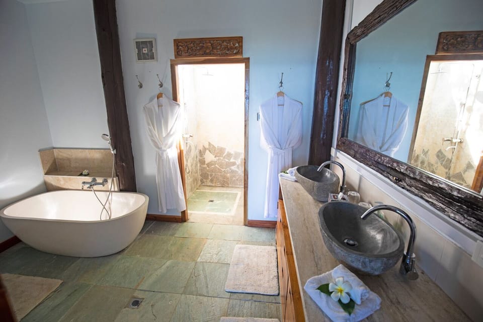 Luxury Cabin | Bathroom | Bathrobes, soap, shampoo, toilet paper