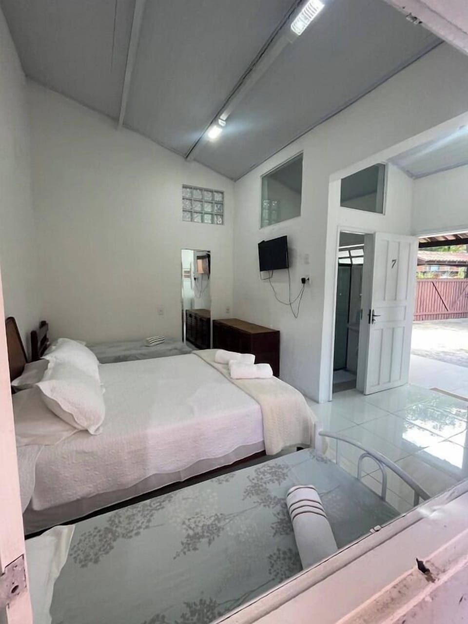 Premium Room | Minibar, bed sheets