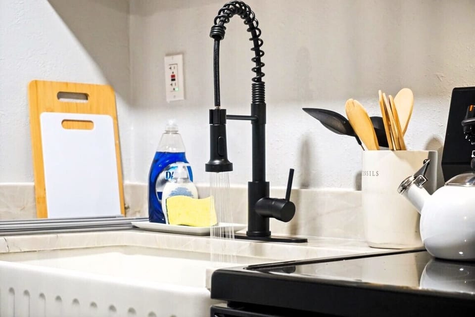  The kitchen offers everything you need to prepare delicious meals in a stylish space.