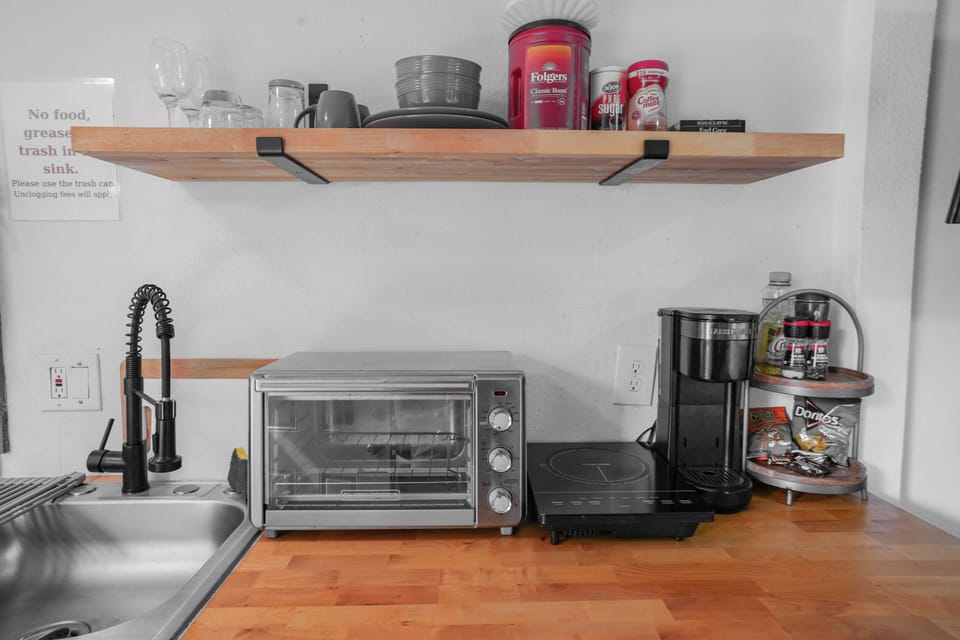 Comfortable and easy-to-use kitchen space, ideal for guests who enjoy flexibility during their stay.
