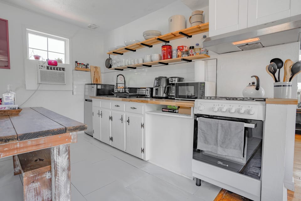 Modern meets comfort in this fully-equipped kitchen, complete with stylish finishes and a cozy dining area. Enjoy preparing meals and dining in style. Book now and save up to 30% with our New Year discount!