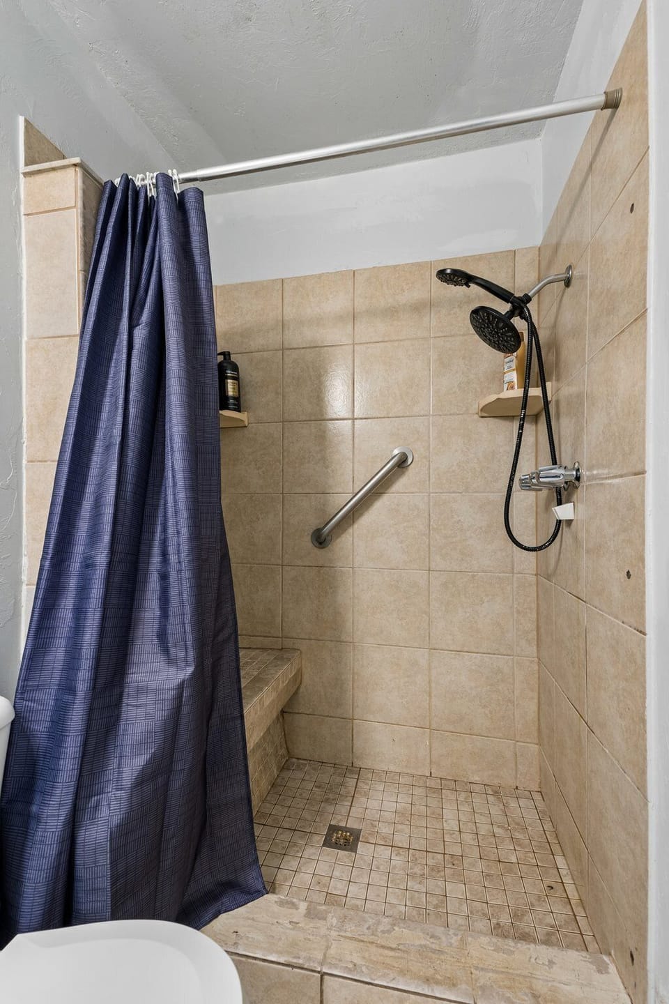 A practical shower tub setup for easy mornings and relaxed evenings.