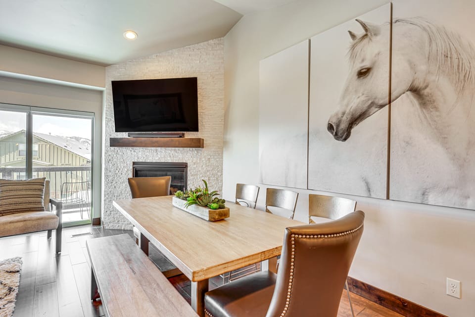 Dining Area | Dishware/Flatware Provided | 2nd Floor
