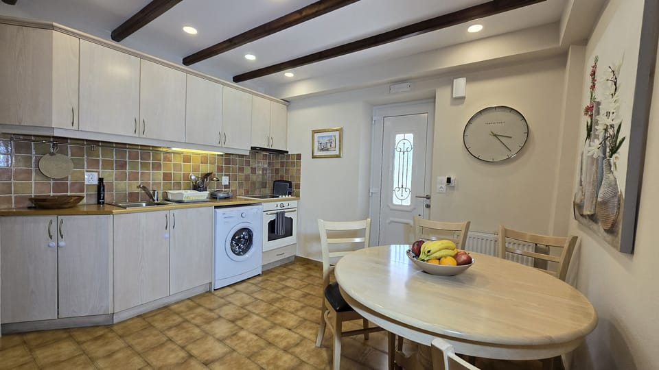 Traditional Villa | Private kitchen | Full-size fridge, microwave, oven, dishwasher