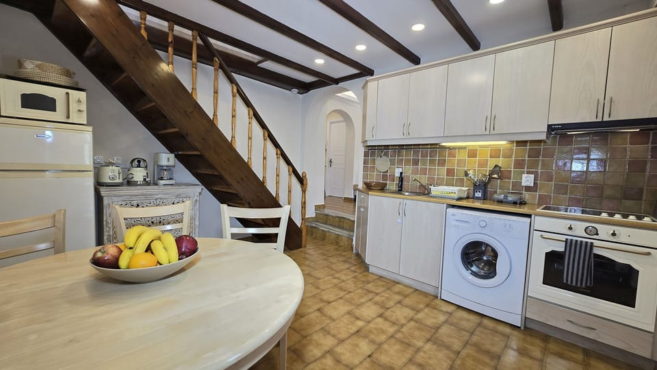 Traditional Villa | Private kitchen | Full-size fridge, microwave, oven, dishwasher