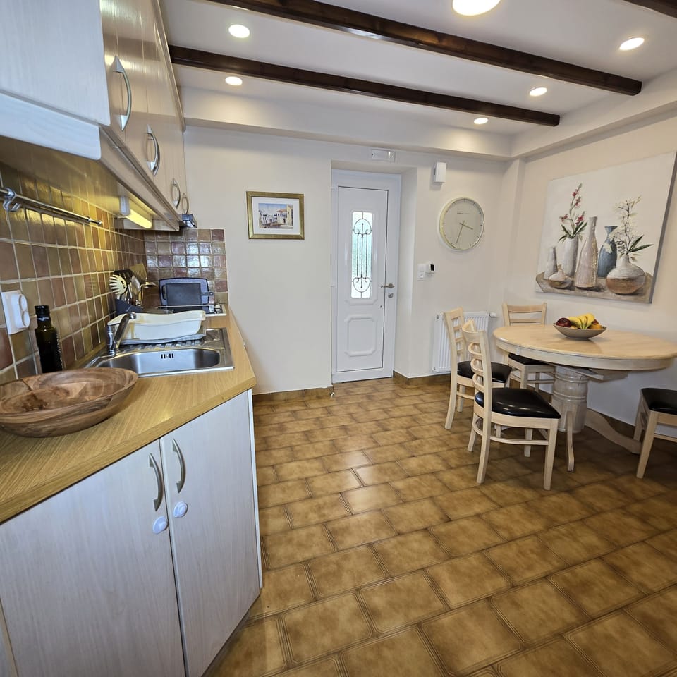 Traditional Villa | Private kitchen | Full-size fridge, microwave, oven, dishwasher