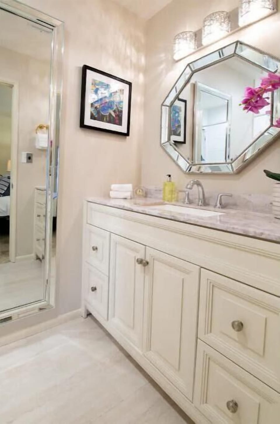 Full en-suite attached bathroom for king bedroom 2