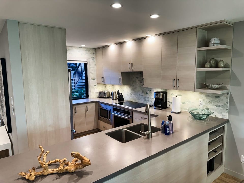 Highly modern and updated kitchen.  Full amenities. 