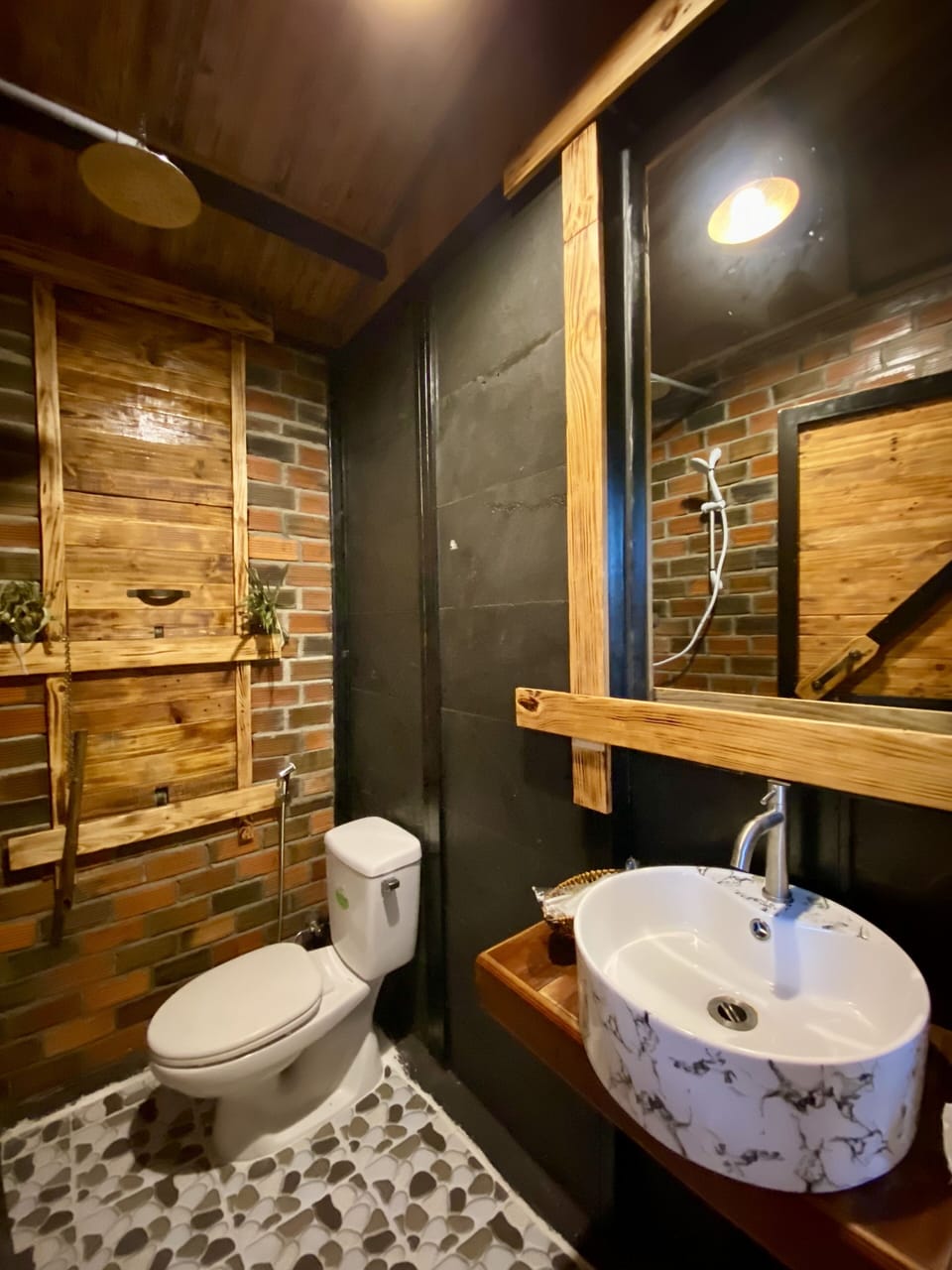 Standard Bungalow | Bathroom | Shower, rainfall showerhead, hair dryer, slippers