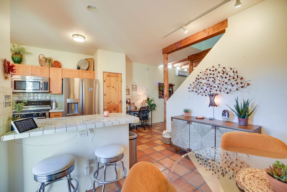Kitchen | Dining Area | Dishware & Flatware Provided