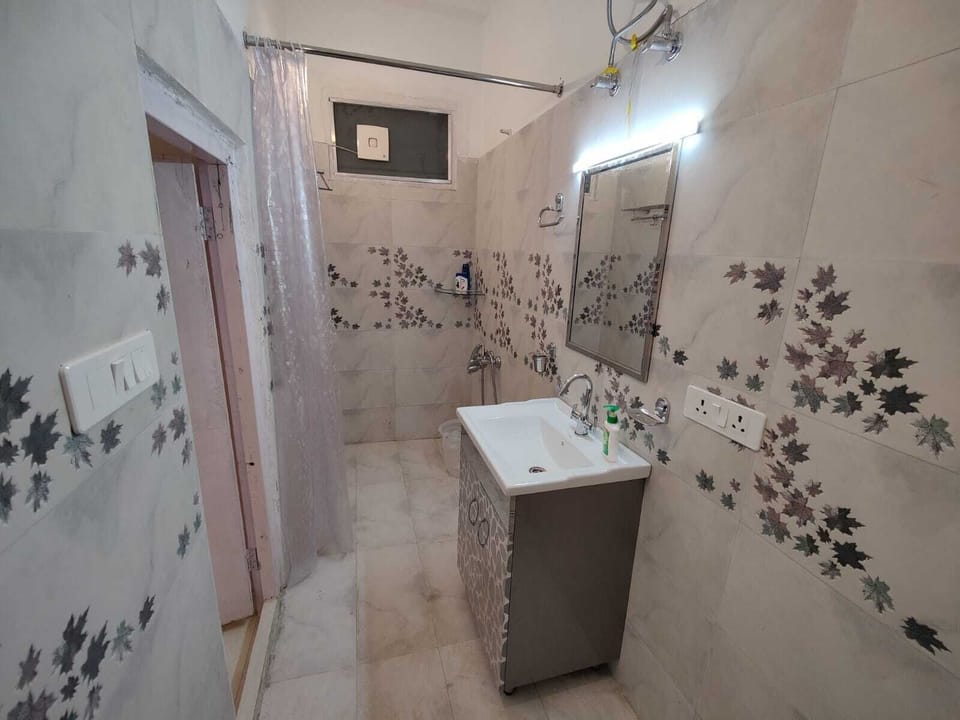 Premium Suite | Bathroom | Free toiletries