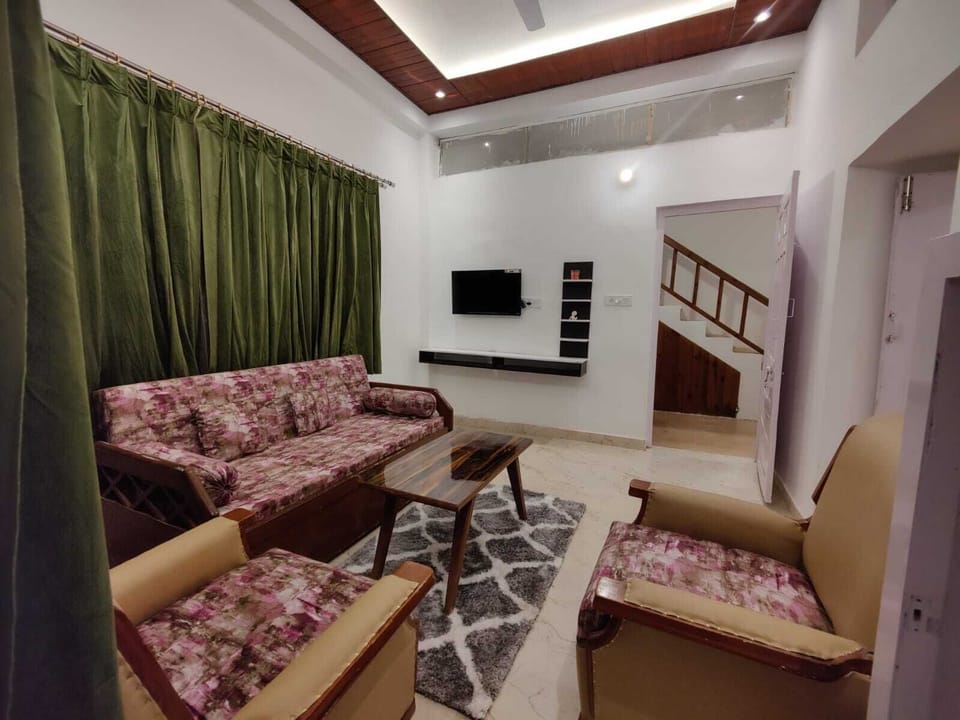 Premium Suite | Living area | Flat-screen TV