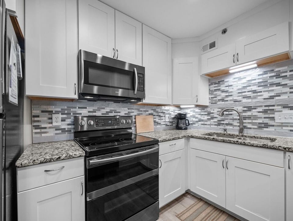 Kitchen - Granite - Custom Cabinets - Tile Backsplash