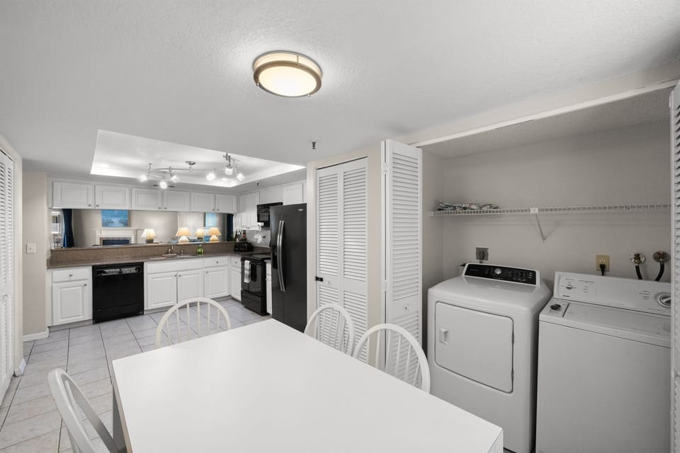 Eat-in dining area in kitchen