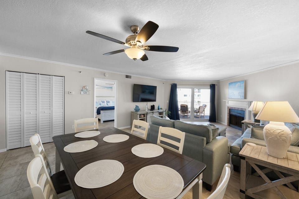 Living/dining area