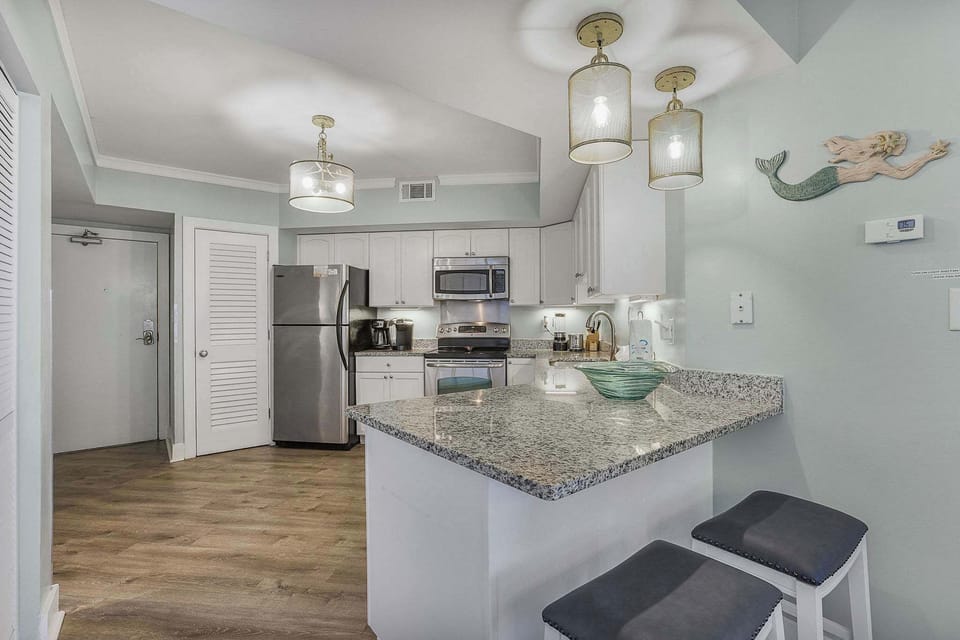 Bar Top to Kitchen 