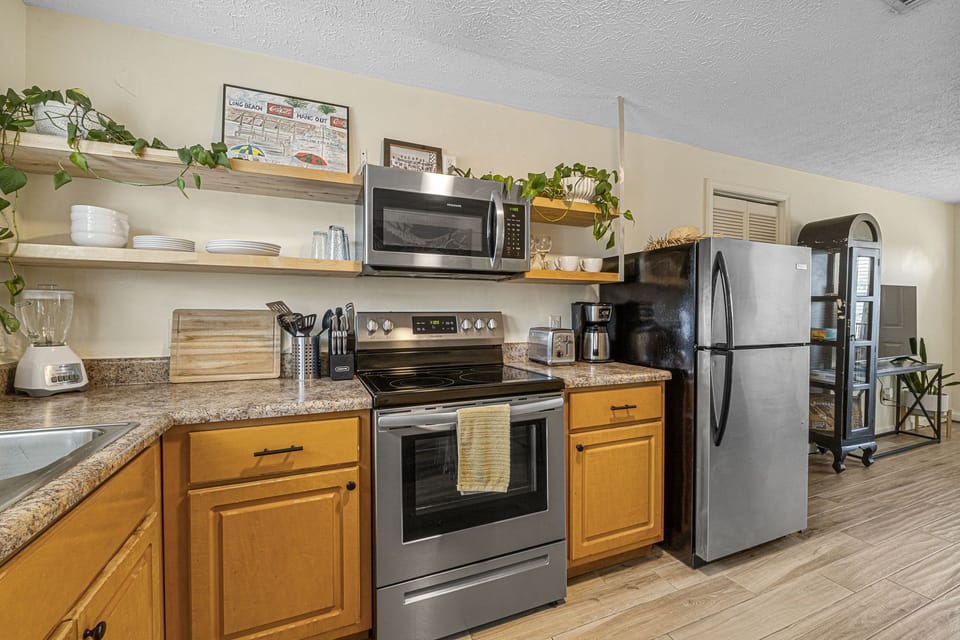 12-web-or-mls-812-young-st-yard