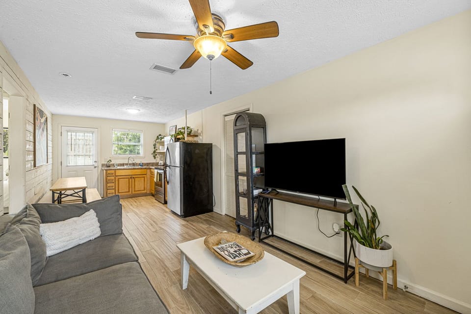 6-web-or-mls-812-young-st-yard